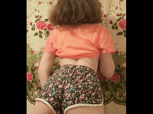 ❤️ Kynþokkafull ung stúlka klæðir sig í stuttbuxurnar á myndavélinni ❤ Klám á is.flvporn.ru ❌